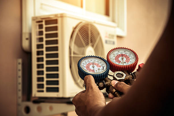 Professional Hvac technician working in Satsuma, FL